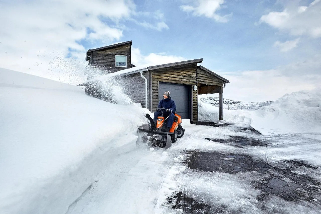 Husqvarna R 316TsX AWD Frontmäher ohne Mähwerk Allrad mit Servolenkung – Bild 4