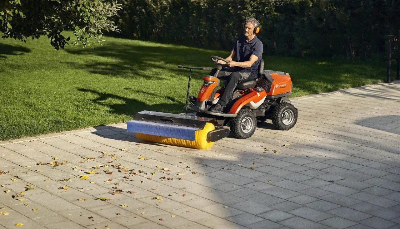 Husqvarna R 316TsX AWD Frontmäher ohne Mähwerk Allrad mit Servolenkung – Bild 5